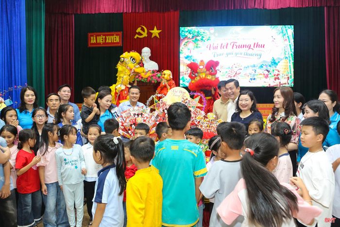 Sự quan tâm của các cấp, ngành giúp Tết Trung thu thêm rộn rã tiếng cười đối với mỗi trẻ thơ.