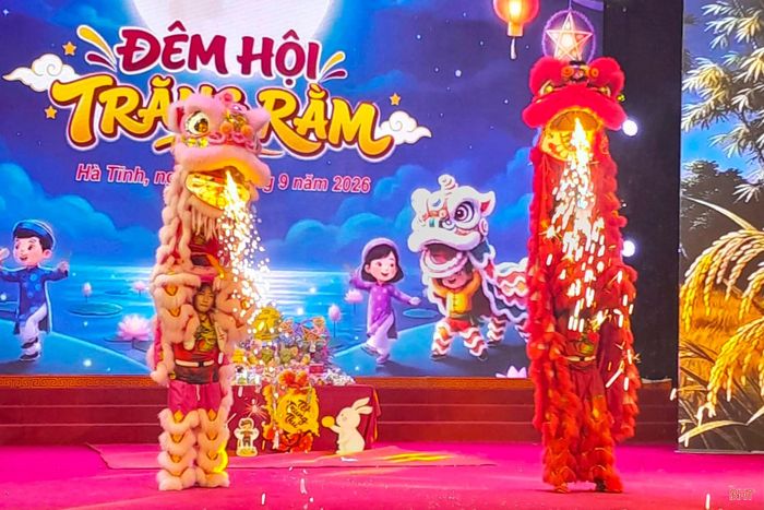 Những đêm hội trăng rằm luôn là niềm háo hức của trẻ thơ.