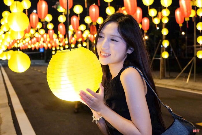 Bạn trẻ check - in sớm tại phố đi bộ Khu đô thị Thạch Quý (phường Thành Sen).