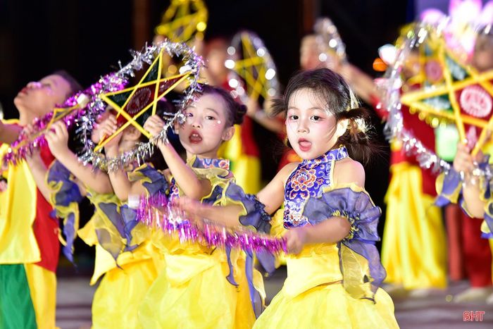  Chương trình “Trung thu yêu thương – trao gửi niềm vui” tại phường Bắc Hồng Lĩnh. Ảnh: Nam Giang. 