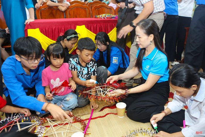 Chương trình "Vui Tết Trung thu - Trao gửi yêu thương" do Hội LHPN Hà Tĩnh tổ chức không chỉ mang đến nhiều phần quà ý nghĩa mà còn tạo sân chơi giúp trẻ em nghèo có nhiều trải nghiệm.