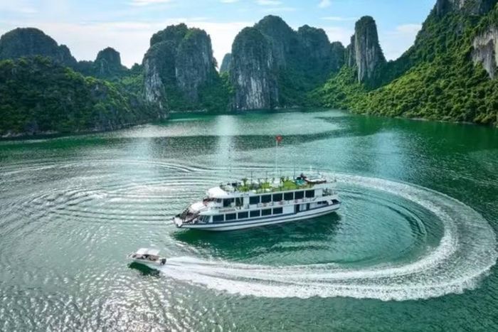 Vịnh Hạ Long gây ấn tượng với những đảo đá kỳ vĩ giữa mặt nước xanh trong. (Nguồn: Traveloka) 