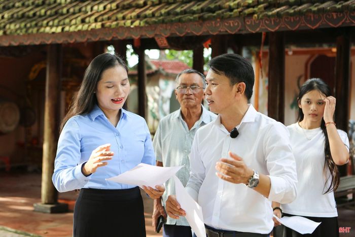 Bằng sự tâm huyết, anh Nguyễn Viết Bình đã truyền tình yêu di sản đến mỗi thành viên CLB Dân ca Ví, Giặm xã Tùng Lộc.