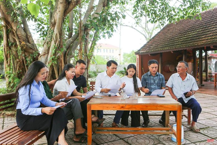 Một buổi sinh hoạt của CLB Dân ca Ví, Giặm xã Tùng Lộc dưới sự hướng dẫn của anh Nguyễn Viết Bình.