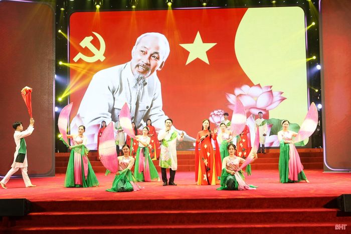 Anh Nguyễn Viết Bình cùng các thành viên CLB Dân ca Ví, Giặm xã Tùng Lộc biểu diễn tiết mục "Lời Bác lời của nước non" giành giải Nhì tại Liên hoan Dân ca Ví, Giặm toàn tỉnh Hà Tĩnh năm 2026.