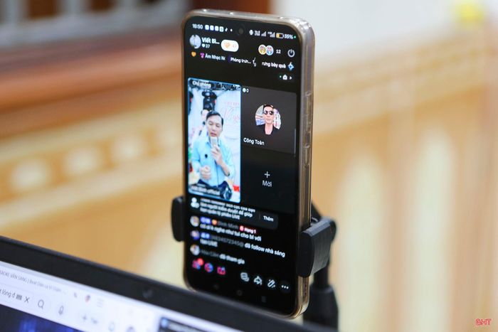 Anh Nguyễn Viết Bình thực hiện một buổi livestream hát dân ca ví, giặm trên mạng xã hội.