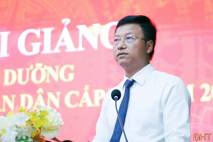 Hiệu trưởng Trường Chính trị Trần Phú Phan Duy Vĩnh phát biểu tại lễ khai giảng.