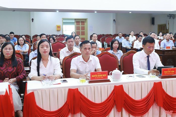 Đại biểu tham dự lễ khai giảng.