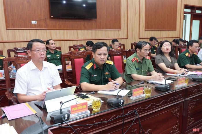 Đồng chí Phan Thiên Định – Phó Bí thư Tỉnh ủy, Chủ tịch UBND tỉnh, Phó Trưởng ban Chỉ đạo và các đại biểu tham dự hội nghị.