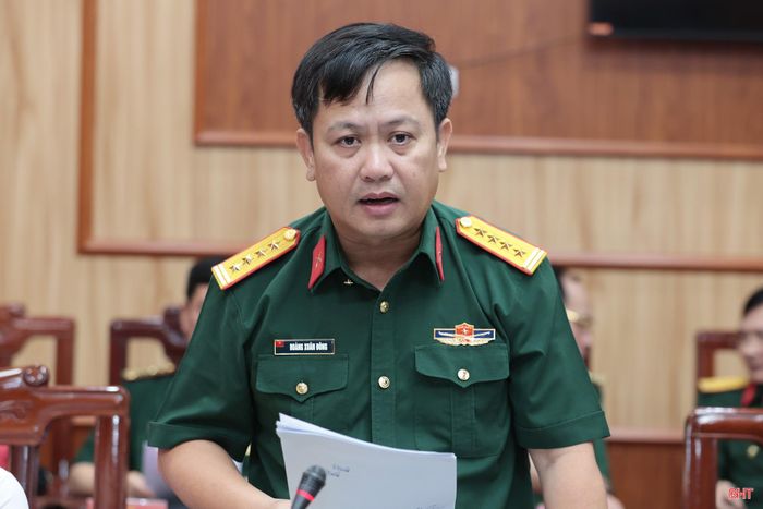 Đại tá Hoàng Xuân Đông - Ủy viên BTV Tỉnh ủy, Chỉ huy trưởng Bộ CHQS tỉnh, Phó Trưởng ban Thường trực Ban Chỉ đạo báo cáo tại hội nghị.