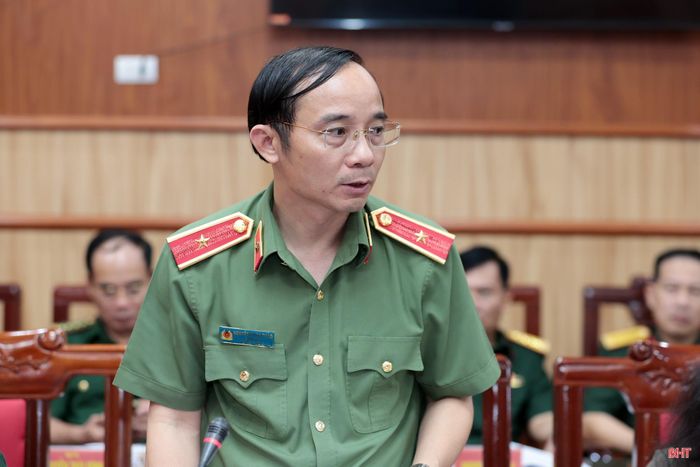 Thiếu tướng Nguyễn Xuân Thao - Ủy viên BTV Tỉnh ủy, Giám đốc Công an tỉnh, Phó Trưởng ban Chỉ đạo phát biểu tại hội nghị.