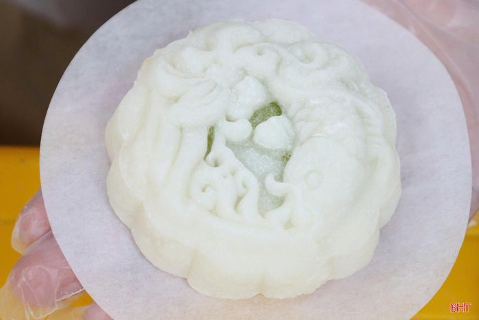 Bé Đan Phương vui mừng khi được cùng mẹ hoàn thành chiếc bánh Trung thu.