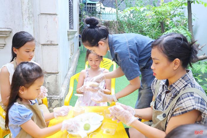  Trẻ em hào hứng tham gia workshop làm bánh trung thu tại quán cà phê Cánh Diều. 