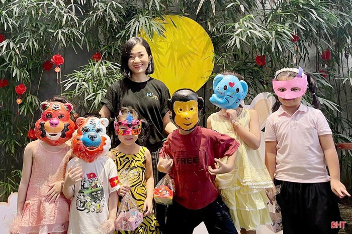 Những chiếc mặt nạ giấy bồi nhiều màu sắc, hình dáng được các em nhỏ hoàn thành.