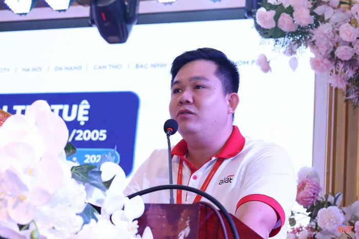 Ông Huỳnh Tấn Vấn - Trung tâm Nghiên cứu công nghệ và Sở hữu trí tuệ CIPTEK thuộc Công ty TNHH Luật ALIAT truyền đạt chuyên đề: Những kiến thức cơ bản về sở hữu trí tuệ và vai trò của sở hữu trí tuệ đối với hoạt động sản xuất, kinh doanh.