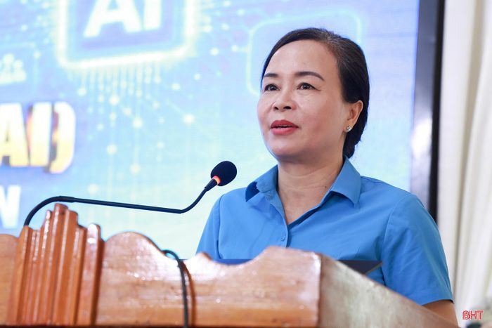 Bà Tăng Thị Linh Chi – Phó Chủ tịch LĐLĐ tỉnh phát biểu tại hội nghị.