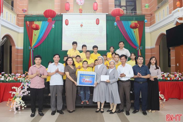 Phó Chủ tịch UBND tỉnh Nguyễn Thị Nguyệt và đoàn công tác trao quà, chúc các em nhỏ tại Trung tâm đón Tết Trung thu vui tươi, ấm áp; đồng thời động viên các em tiếp tục cố gắng trong học tập, rèn luyện và hòa nhập cộng đồng.