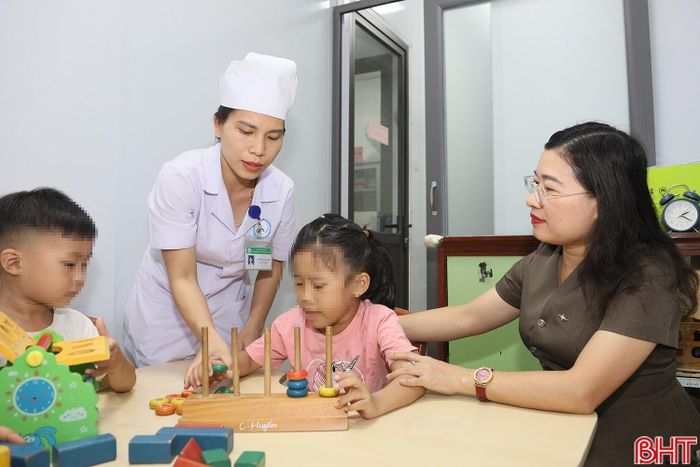Dịp này, Phó Chủ tịch UBND tỉnh Nguyễn Thị Nguyệt cùng các thành viên trong đoàn cũng đã trực tiếp đến thăm các phòng điều trị đặc biệt tại Bệnh viện Phục hồi chức năng tỉnh. Đồng chí mong muốn cán bộ, y bác sĩ tại đây tiếp tục nỗ lực, tạo điều kiện tốt nhất trong công tác chăm sóc, điều trị.