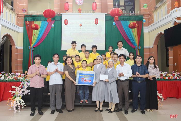 Phó Chủ tịch UBND tỉnh Nguyễn Thị Nguyệt và đoàn công tác trao quà, chúc các em nhỏ tại Trung tâm đón Tết Trung thu vui tươi, ấm áp; đồng thời động viên các em tiếp tục cố gắng trong học tập, rèn luyện và hòa nhập cộng đồng.