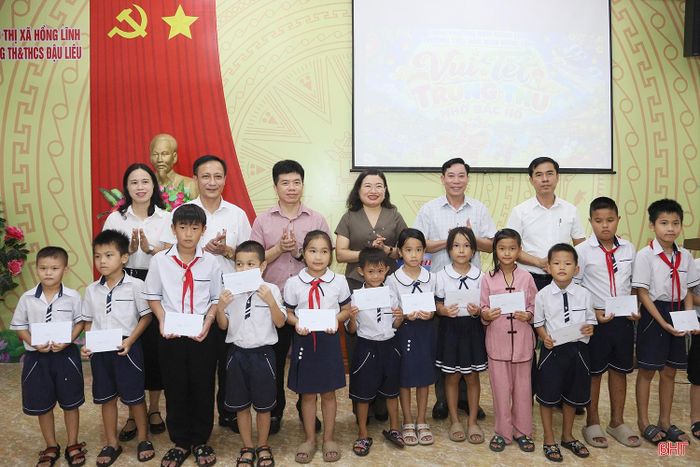 Những món quà thể hiện sự quan tâm, chăm lo của các cấp, ngành đối với trẻ em, nhất là trẻ em hoàn cảnh khó khăn; qua đó góp phần mang đến cho các em một mùa Trung thu vui tươi, đầm ấm và thêm động lực vươn lên trong học tập, cuộc sống.