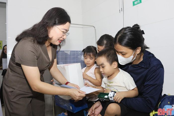 Tại Bệnh viện Phục hồi chức năng tỉnh, Phó Chủ tịch UBND tỉnh Nguyễn Thị Nguyệt cùng đoàn công tác đã trao 20 suất quà, gồm bánh kẹo, sữa và tiền mặt trị giá 500.000 đồng/suất, cho các em nhỏ có hoàn cảnh khó khăn đang điều trị tại đây.