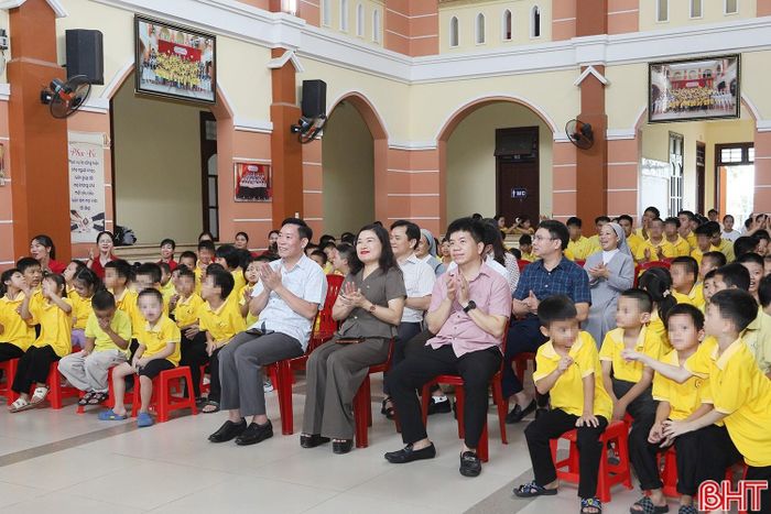Phó Chủ tịch UBND tỉnh Nguyễn Thị Nguyệt cùng đoàn công tác hòa chung không khí đón Tết thiếu nhi tại Trung tâm Hỗ trợ phát triển giáo dục hòa nhập trẻ khuyết tật Hồng Lĩnh.