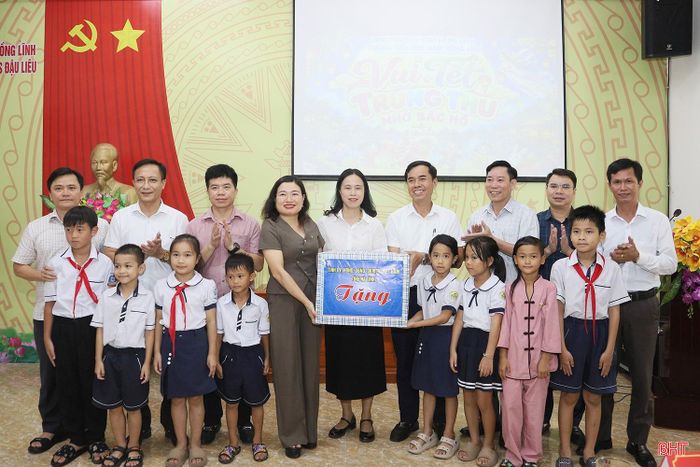 Cũng trong sáng nay, Phó Chủ tịch UBND tỉnh Nguyễn Thị Nguyệt cùng đoàn công tác đã đến tặng quà, chúc Tết Trung thu tại Trường Tiểu học Nam Hồng Lĩnh (phân hiệu Đậu Liêu), phường Nam Hồng Lĩnh.