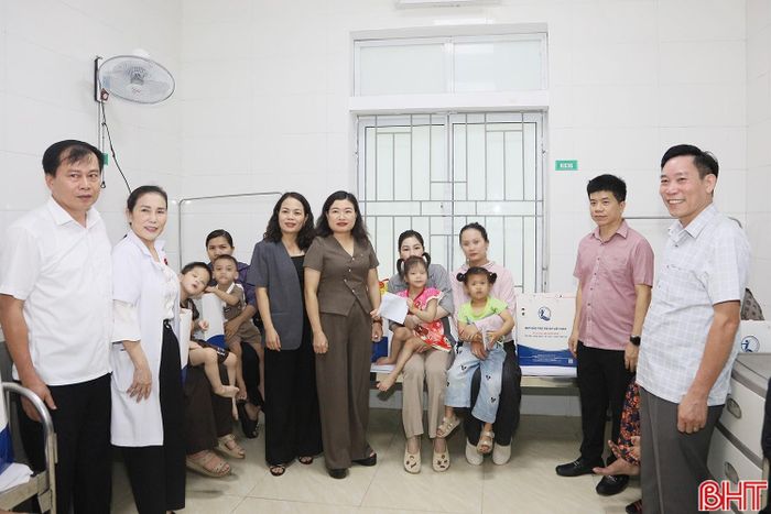 Phó Chủ tịch UBND tỉnh Nguyễn Thị Nguyệt gửi lời chúc các em đón Tết Trung thu vui tươi, ấm áp và động viên các em nhỏ cố gắng điều trị, sớm ổn định sức khỏe để trở lại học tập và sinh hoạt.
