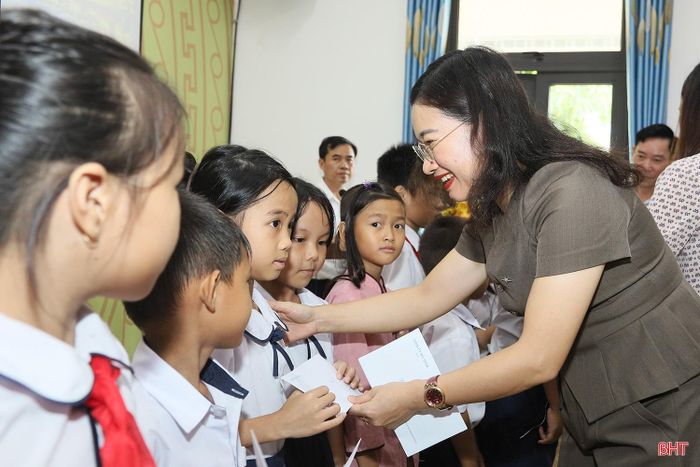 Phó Chủ tịch UBND tỉnh Nguyễn Thị Nguyệt đã trao từng suất quà, ân cần thăm hỏi, động viên các em nhỏ đón Tết Trung thu vui tươi, ấm áp; đồng thời mong muốn các em luôn chăm ngoan, nỗ lực học tập và rèn luyện.