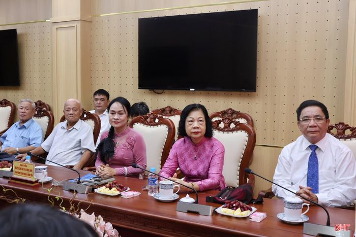 Các đại biểu tham dự buổi lễ.