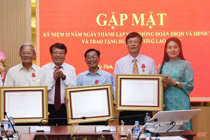 Lãnh đạo HĐND tỉnh trao Huân chương Lao động hạng Nhì cho 3 đồng chí.