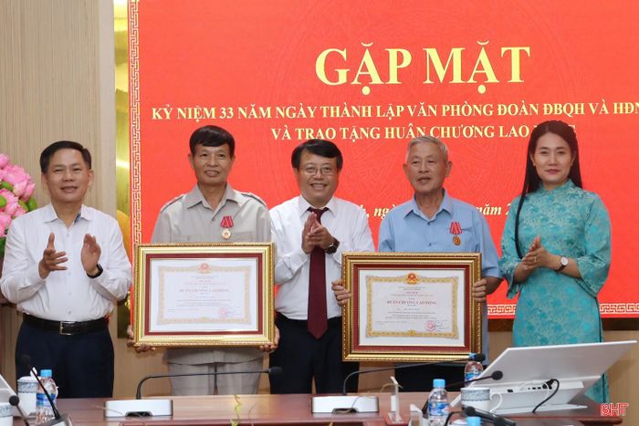 Lãnh đạo HĐND tỉnh và Đoàn ĐBQH tỉnh trao Huân chương Lao động hạng Ba cho 2 đồng chí.