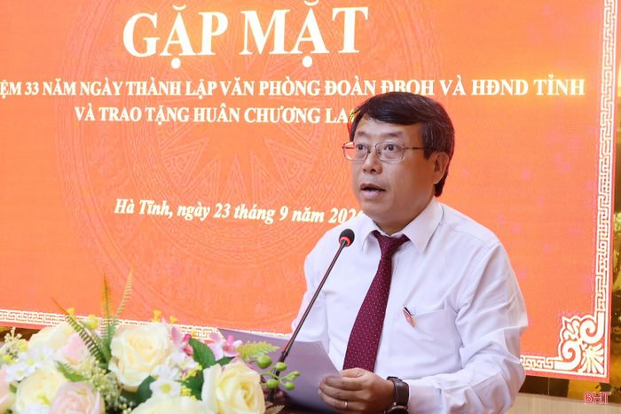 Phó Chủ tịch Thường trực HĐND tỉnh Dương Tất Thắng phát biểu tại buổi lễ.