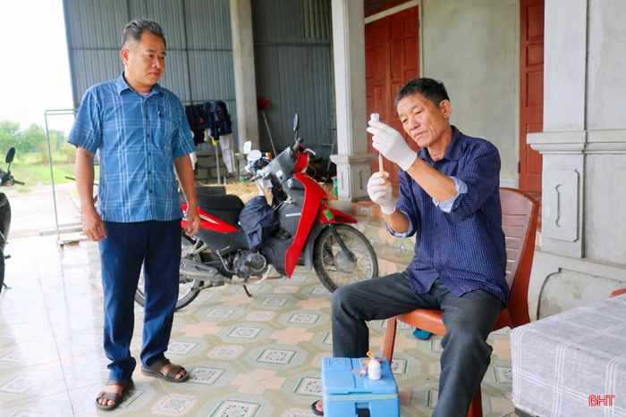 Ông Nguyễn Đức Công - Phó Chủ tịch UBND xã Đồng Tiến cho biết: “Địa bàn có tổng đàn vật nuôi khá lớn, trong khi một số địa phương lân cận đã xuất hiện các ổ dịch trên đàn gia súc nên công tác tiêm phòng được xã đặc biệt chú trọng. Địa phương đang tập trung huy động nhân lực, đẩy nhanh tiến độ tiêm vắc-xin, phấn đấu hoàn thành theo kế hoạch, bảo đảm tỷ lệ tiêm theo hướng dẫn của ngành chuyên môn”.