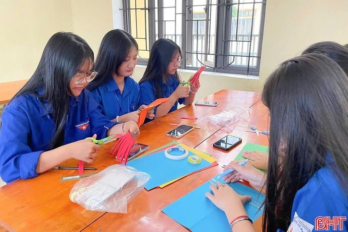  “Trong dịp Trung thu năm nay, riêng Đoàn Thanh niên xã đã trao tặng hơn 30 triệu đồng cùng một góc học tập cho các em thiếu nhi hoàn cảnh khó khăn. Bên cạnh đó, ĐVTN còn tổ chức làm lồng đèn, bánh Trung thu gây quỹ để tiếp tục có thêm nguồn lực chăm lo, giúp các em có một mùa Trung thu ấm áp”, chị Nguyễn Thị Hoài - Bí thư Đoàn xã Đức Thọ chia sẻ. 