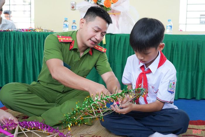 Các chương trình tạo không gian để thiếu nhi vui chơi, giao lưu và trực tiếp trải nghiệm những nét văn hóa truyền thống của Tết Trung thu.