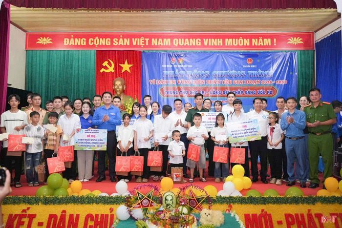 Tại xã Sơn Kim 2, Tỉnh đoàn - Hội đồng Đội tỉnh tổ chức chương trình “Trung thu cho em - Lồng đèn thắp sáng ước mơ”, đồng thời phát động chương trình “Vì đàn em vùng biên thân yêu”. Tại chương trình, hơn 450 phần quà, suất học bổng và các phần hỗ trợ thiếu nhi đã được trao, với tổng trị giá hơn 500 triệu đồng.