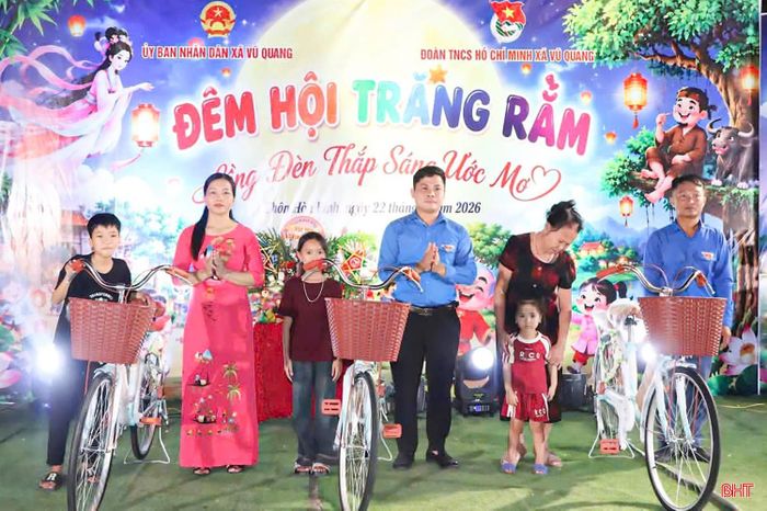 Việc đưa nguồn lực hỗ trợ đến đúng đối tượng dịp Tết Trung thu cũng là điểm nhấn trong chương trình năm nay. Từ khu vực đô thị đến vùng sâu, vùng xa, vùng biên giới, các hoạt động được triển khai với sự tham gia của cán bộ Đoàn, ĐVTN, giáo viên, phụ huynh và các lực lượng xã hội. Qua đó, các nguồn lực xã hội hóa được kết nối, hỗ trợ những em còn gặp khó khăn trong học tập và sinh hoạt.