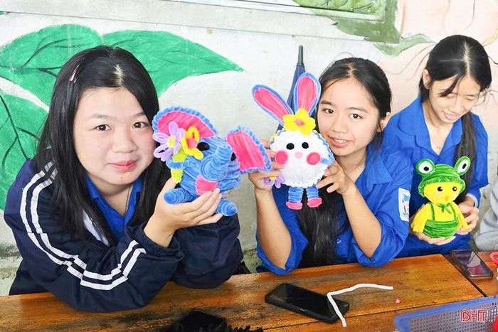 Cùng với các hoạt động vui chơi, các cấp bộ Đoàn chú trọng huy động nguồn lực chăm lo cho thiếu nhi có hoàn cảnh khó khăn thông qua những phần việc thiết thực, tạo nguồn quỹ hỗ trợ các em.