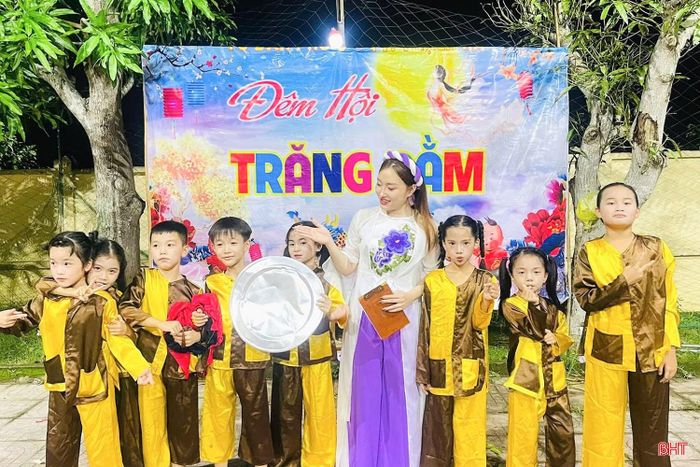 Theo Tỉnh đoàn Hà Tĩnh, 100% cơ sở Đoàn trên địa bàn tỉnh đã tổ chức các hoạt động vui Tết Trung thu cho thiếu nhi. Tùy điều kiện từng địa phương, đơn vị, các chương trình được tổ chức với nhiều nội dung như “Đêm hội trăng rằm”, múa lân, rước đèn, phá cỗ, giao lưu văn nghệ, trò chơi dân gian và trải nghiệm.