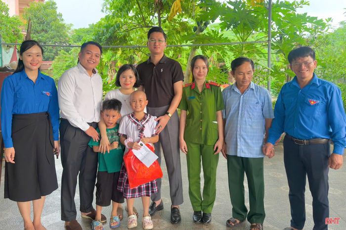Toàn tỉnh đã trao gần 1.800 suất quà, học bổng; đồng thời triển khai nhiều công trình, phần việc như “Khu vui chơi cho em”, “Góc học tập cho em”.