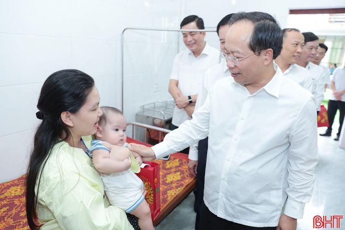 Bí thư Tỉnh ủy cũng thăm hỏi, động viên các phụ huynh có con đang điều trị tại bệnh viện, chia sẻ với những khó khăn trong quá trình chăm sóc con em; mong muốn các gia đình yên tâm, phối hợp chặt chẽ với đội ngũ y, bác sĩ trong quá trình điều trị cho con em.