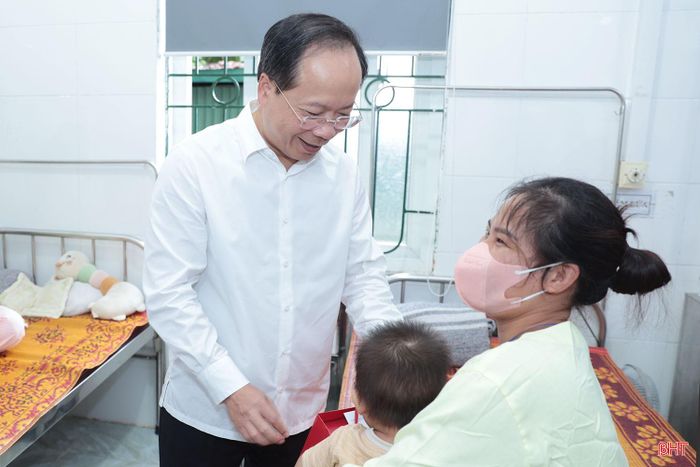 Tại Khoa Nhi Bệnh viện Đa khoa thị xã Kỳ Anh hiện có 60 bệnh nhi đang điều trị nội trú.