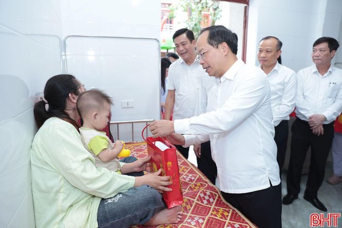 Bí thư Tỉnh ủy ghi nhận, biểu dương tinh thần tận tâm, trách nhiệm của đội ngũ cán bộ, y bác sĩ, điều dưỡng Bệnh viện Đa khoa thị xã Kỳ Anh trong công tác chăm sóc, điều trị cho bệnh nhi; đồng thời mong muốn đội ngũ cán bộ y tế tiếp tục phát huy tinh thần trách nhiệm, tận tình chăm sóc, điều trị cho các em nhỏ.