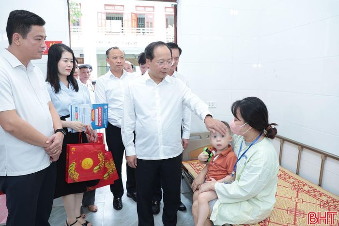 Bí thư Tỉnh ủy Nguyễn Duy Lâm và các thành viên trong đoàn đã đến thăm, tặng quà, động viên các em nhỏ đang điều trị tại Khoa Nhi, Bệnh viện Đa khoa thị xã Kỳ Anh.