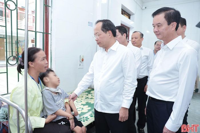 Bí thư Tỉnh ủy ân cần thăm hỏi tình hình sức khỏe, điều kiện điều trị của các em nhỏ; đồng thời gửi lời chúc các cháu đón Tết Trung thu vui tươi, ấm áp, sớm hồi phục sức khỏe.