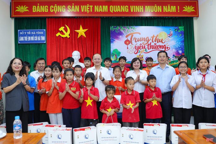 Đồng chí Nguyễn Hồng Lĩnh - Phó Bí thư Thường trực Tỉnh ủy, Chủ tịch HĐND tỉnh và đoàn công tác tặng quà Trung thu tại Làng Trẻ em mồ côi Hà Tĩnh.