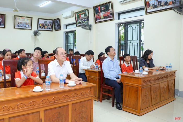 Phó Bí thư Thường trực Tỉnh ủy, Chủ tịch HĐND tỉnh Nguyễn Hồng Lĩnh tới thăm, tặng quà tại Làng trẻ em mồ côi Hà Tĩnh.