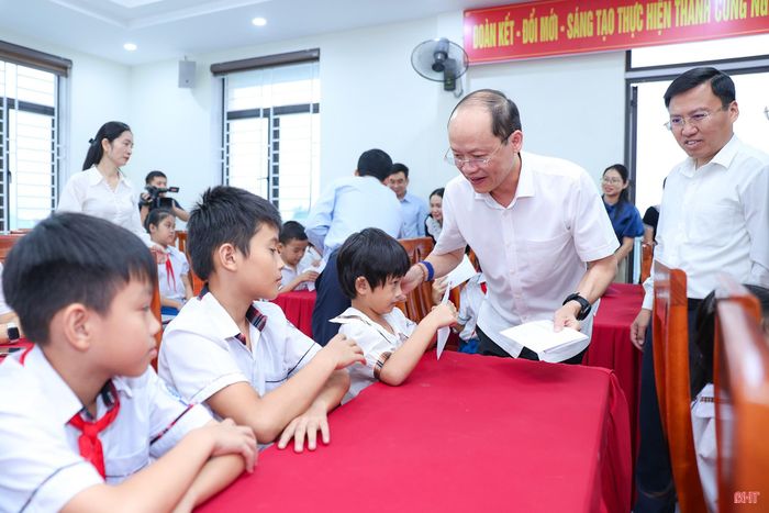 Phó Bí thư Thường trực Tỉnh ủy, Chủ tịch HĐND tỉnh Nguyễn Hồng Lĩnh trao quà Trung thu cho các em học sinh hoàn cảnh khó khăn tại Trường tiểu học Quang Trung.