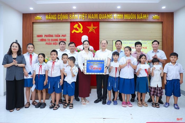 Các đồng chí lãnh đạo tỉnh tặng quà Trung thu cho các em học sinh tại Trường tiểu học Quang Trung.